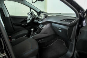 Bild 12/50 von Peugeot 208 1.2 PureTech 82 (2019)