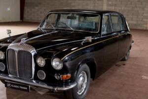 Image 20/70 of Daimler DS 420 (1976)