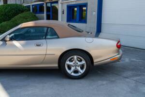 Image 13/91 de Jaguar XK8 4.0 (2000)