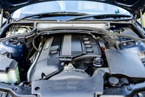 Image 24/38 of BMW 325i (2002)