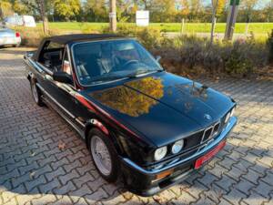 Bild 28/28 von BMW 320i (1988)