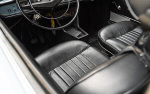 Image 44/88 of Peugeot 404 Coupé (1968)