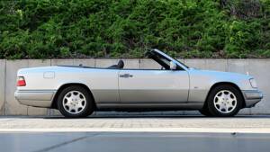 Image 3/74 of Mercedes-Benz E 320 (1997)