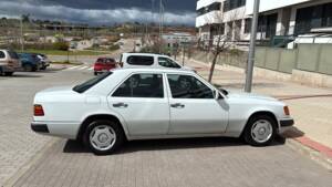 Immagine 4/33 di Mercedes-Benz 230 E (1992)