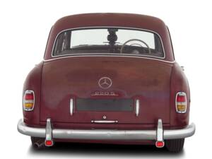 Immagine 4/34 di Mercedes-Benz 220 S (1957)