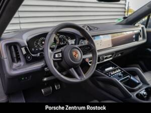 Obraz 7/33 pojazdu Porsche Cayenne Coupé Turbo S E-Hybrid (2026)