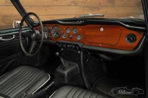 Image 15/19 of Triumph TR 250 (1968)