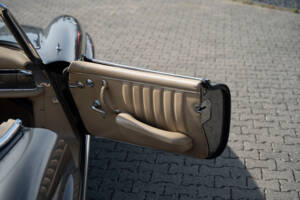 Image 25/38 of Mercedes-Benz 300 SL Roadster (1961)