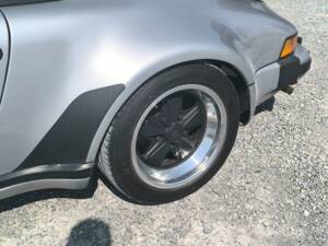 Image 16/40 de Porsche 911 Carrera 3.2 (1986)