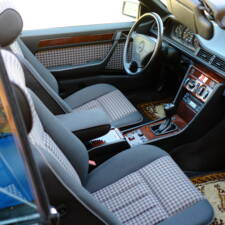 Image 82/171 of Mercedes-Benz E 220 (1994)