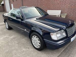 Image 4/25 of Mercedes-Benz E 200 (1996)