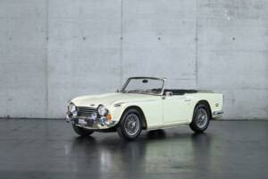 Image 1/44 of Triumph TR 250 (1968)