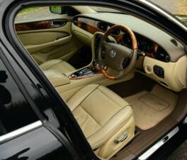 Image 38/50 of Jaguar XJ 8 4.2 (2008)