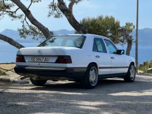 Imagen 2/6 de Mercedes-Benz 300 E (1989)