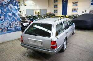 Image 11/36 de Mercedes-Benz E 220 T (1993)