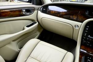 Image 32/50 of Jaguar XJ 8 4.2 (2006)