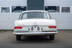 Image 5/24 de Mercedes-Benz 220 SE b (1963)