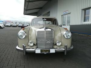 Image 2/25 of Mercedes-Benz 219 (1956)