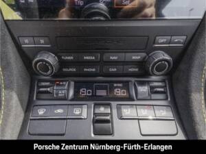 Image 32/50 of Porsche 718 Cayman GT4 RS Weissach (2025)
