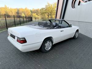Image 10/36 of Mercedes-Benz E 200 (1994)
