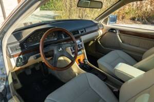 Afbeelding 26/50 van Mercedes-Benz 200 CE (1992)