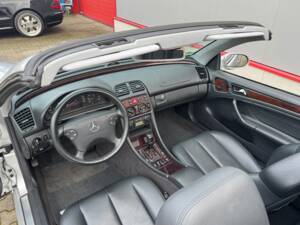 Image 33/50 of Mercedes-Benz CLK 230 Kompressor (2001)