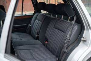 Imagen 52/72 de Mercedes-Benz 250 TD (1991)