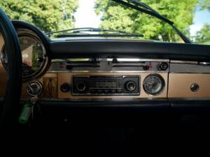 Afbeelding 13/30 van Mercedes-Benz 230 SL (1966)