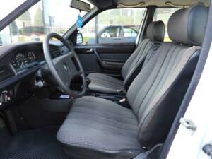 Bild 8/15 von Mercedes-Benz 190 E (1988)