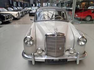 Imagen 3/18 de Mercedes-Benz 220 S (1958)