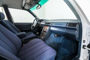 Image 10/50 of Mercedes-Benz 200 (1986)