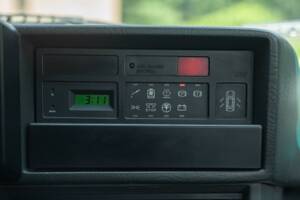 Obraz 50/50 pojazdu Alfa Romeo 75 2.0 Twin Spark (1989)