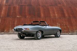 Image 11/34 de Jaguar E-Type (1968)