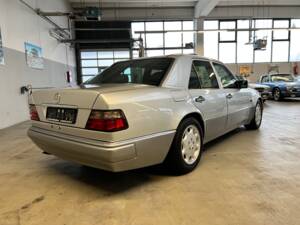 Afbeelding 9/62 van Mercedes-Benz E 500 (1995)