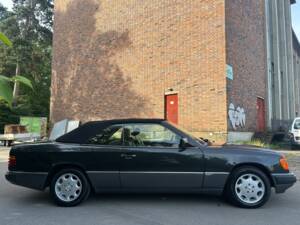 Image 24/47 of Mercedes-Benz 300 CE-24 (1992)