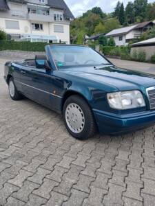 Image 15/29 of Mercedes-Benz E 200 (1995)