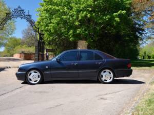 Immagine 10/50 di Mercedes-Benz E 55 AMG (1999)