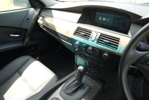 Bild 32/48 von BMW 550i (2006)