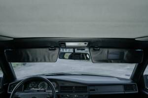 Image 44/69 de Mercedes-Benz 190 E 2.3-16 (1988)