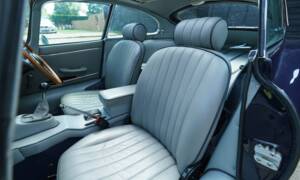 Image 4/35 de Jaguar E-Type (1968)