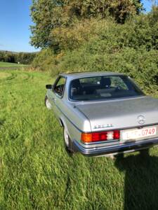 Afbeelding 4/53 van Mercedes-Benz 230 CE (1984)