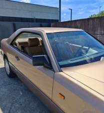 Image 15/42 of Mercedes-Benz 300 CE (1988)