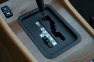 Image 35/46 de Mercedes-Benz 300 CE (1988)