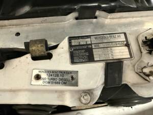 Image 7/20 of Mercedes-Benz 250 D Turbo (1991)
