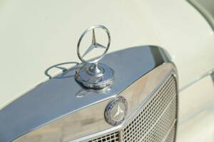 Bild 10/50 von Mercedes-Benz 200 (1966)