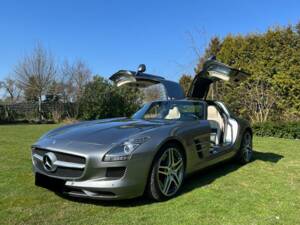 Mercedes-Benz SLS AMG  Coupé Flügeltürer alubeam silver (MB 047) 2010