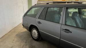 Bild 13/81 von Mercedes-Benz 250 TD (1992)