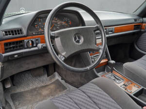 Afbeelding 16/23 van Mercedes-Benz 300 SE (1990)