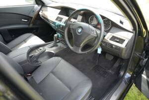 Bild 40/48 von BMW 550i (2006)