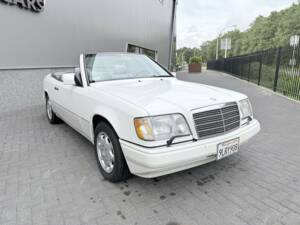 Imagen 7/41 de Mercedes-Benz E 320 (1995)